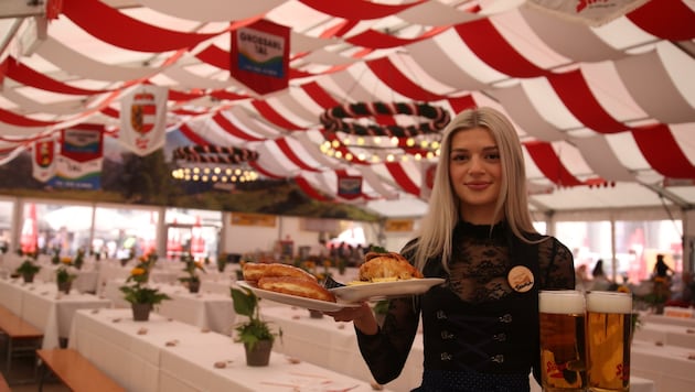 Küche und Schank standen im großen Festzelt schon am Dienstag für ein Jubiläumsfest in Hochbetrieb. (Bild: Tröster Andreas)