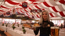 Küche und Schank standen im großen Festzelt schon am Dienstag für ein Jubiläumsfest in Hochbetrieb. (Bild: Tröster Andreas)
