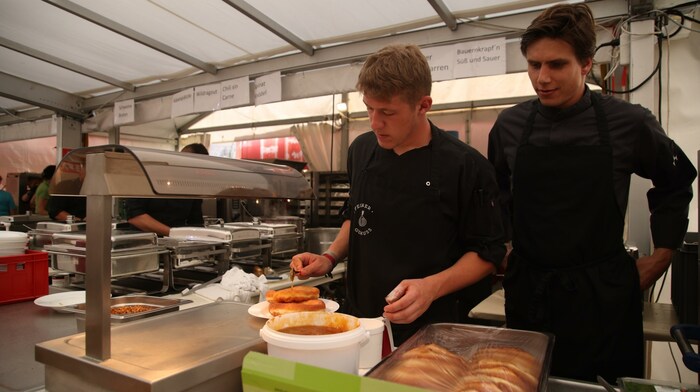 Around 80 employees from Großarl and Hüttschlag work in the marquee in the kitchen, bar and ...