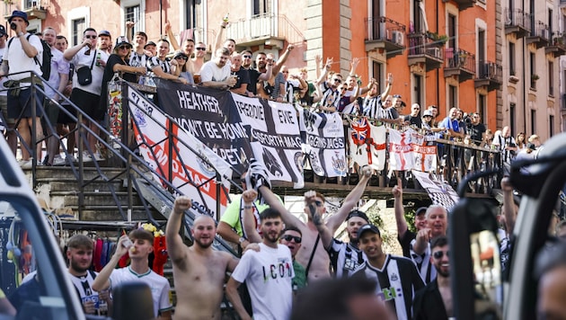 Newcastle-Fans in Mailand (Bild: LaPresse)