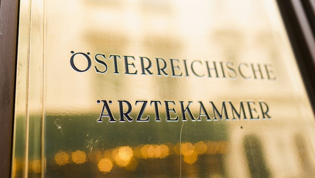 Golden sign on the door, but what attitude is hidden behind it? (Bild: APA/Eva Manhart)