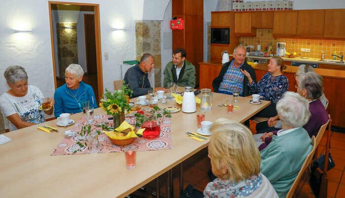 Das Café ist ein Treffpunkt für alle Pensionisten, die Gesellschaft suchen.