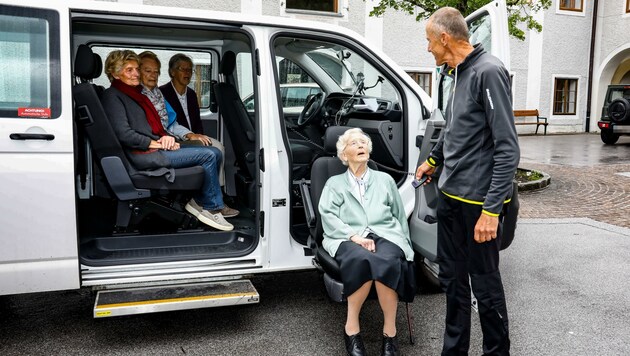 Das Taxi wird von den Senioren gut angenommen.
