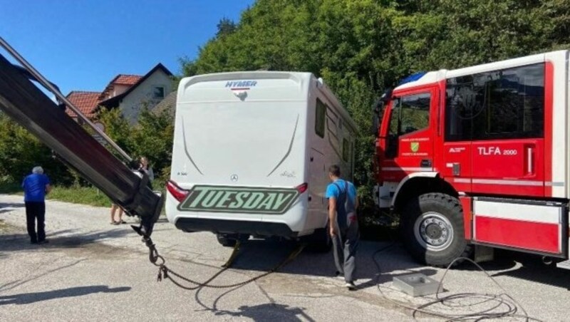 Ein Abschleppunternehmen wurde hinzugezogen. (Bild: FF Feistritz ob Bleiburg)