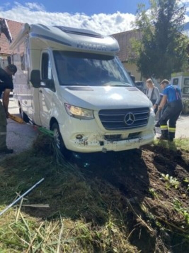 Am Wohnmobil entstand leichter Sachschaden. (Bild: FF Feistritz ob Bleiburg)