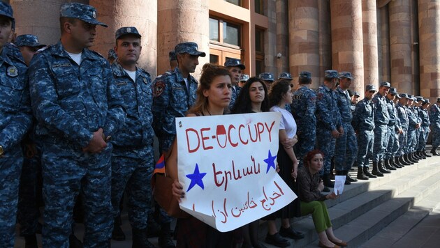 Die armenische Bevölkerung fordert von der Regierung eine Reaktion auf die aserbaidschanische Militäroperation, die am Dienstag gegen die abtrünnige Region Bergkarabach gestartet wurde. (Bild: APA/AFP/Karen MINASYAN)