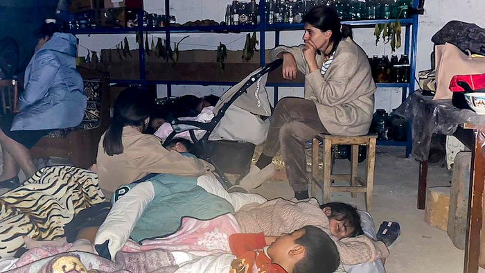 Während des Beschusses in Stepanakert in Bergkarabach schlafen Kinder in einem Unterschlupf.