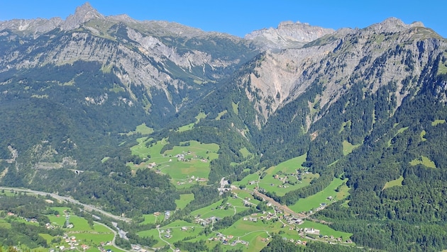 Wanderung mit Panorama-Garantie: Hier in traumhafter Blick in Richtung Klostertal (Bild: Bergauer )