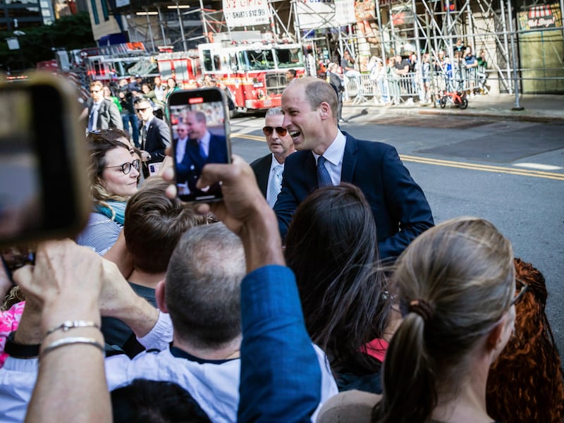 Prinz William begrüßt Fans vor der „FDNY Ten House“-Feuerwache in der Nähe des World Trade Centers (Bild: APA/AP Photo/Stefan Jeremiah)