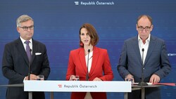 Finanzminister Magnus Brunner (ÖVP), Kanzleramtsministerin Karoline Edtstadler (ÖVP) und Sozial- und Gesundheitsminister Johannes Rauch (Grüne) im Rahmen des Pressefoyers nach der Sitzung des Ministerrates (Bild: APA/ROLAND SCHLAGER)