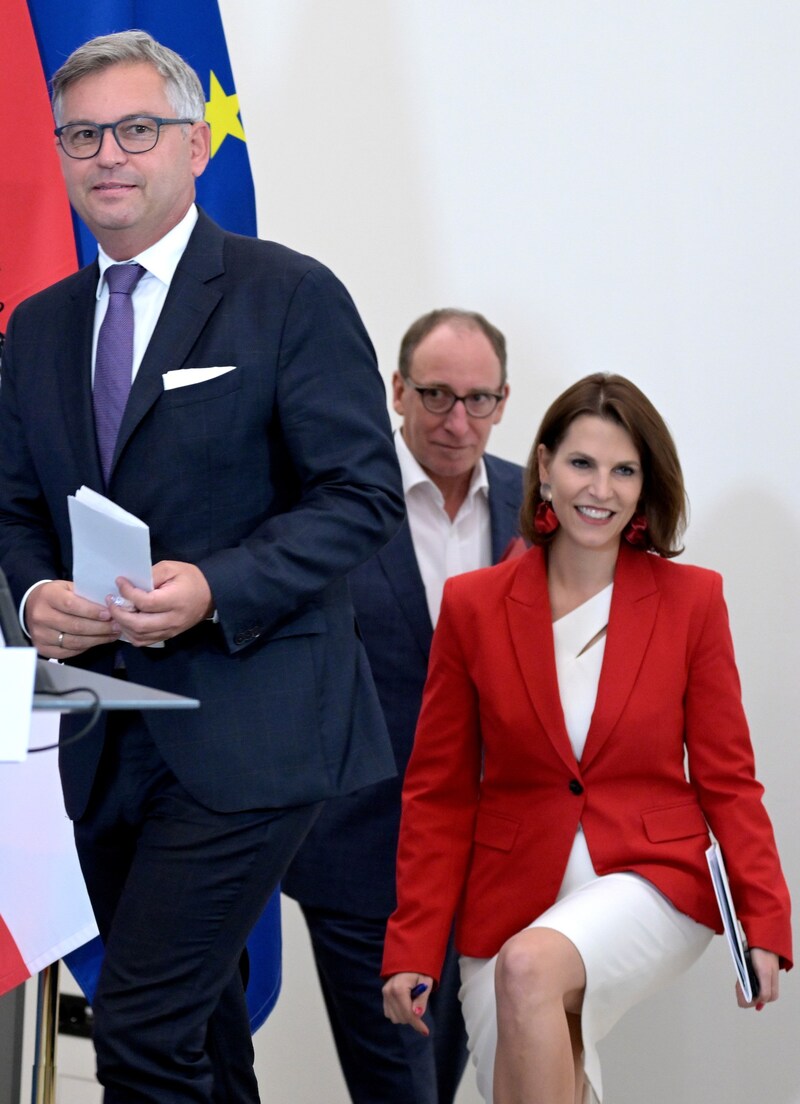 Finanzminister Magnus Brunner (ÖVP), Kanzleramtsministerin Karoline Edtstadler (ÖVP) und Sozial- und Gesundheitsminister Johannes Rauch (Grüne) (Bild: APA/ROLAND SCHLAGER)