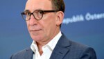 Gesundheitsminister Johannes Rauch (Grüne) nahm am Mittwoch nach dem Ministerrat zu den Wirrungen in der Wiener Ärztekammer Stellung. (Bild: APA/ROLAND SCHLAGER)