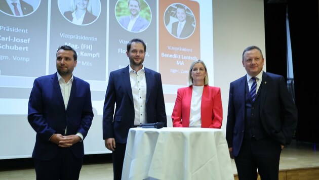 Das neue, junge Präsidium des Tiroler Gemeindeverbandes: Benedikt Lentsch (BM Zams), Florian Klotz (BM Holzgau), Daniela Kampfl (BM Mils) und Karl-Josef Schubert (BM Vomp, v.li.), der auch schon in der Ära Schöpf im Vorstand war (Bild: Birbaumer Christof)