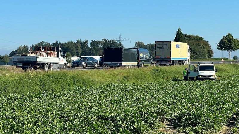 Der Kastenwagen der Schlepper landete im Feld, nachdem der Zivilwagen der Polizisten bei Reichersberg gerammt worden war. (Bild: Daniel Scharinger)