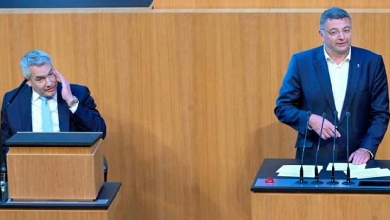 Jörg Leichtfried (r.) liest Kanzler Karl Nehammer (l.) die Leviten. (Bild: APA/picturedesk.com/Roland Schlager)