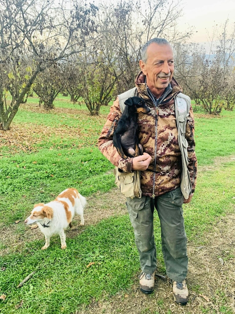 Giovanni Monchiero weiß, wo man Trüffel sucht - seine Hunde finden die begehrten Knollen. (Bild: Andrea Thomas)