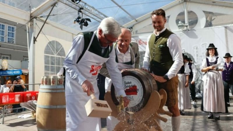 Bürgermeister Harald Preuner (ÖVP) führte den Bieranstich im Festzelt durch. (Bild: Markus Tschepp)