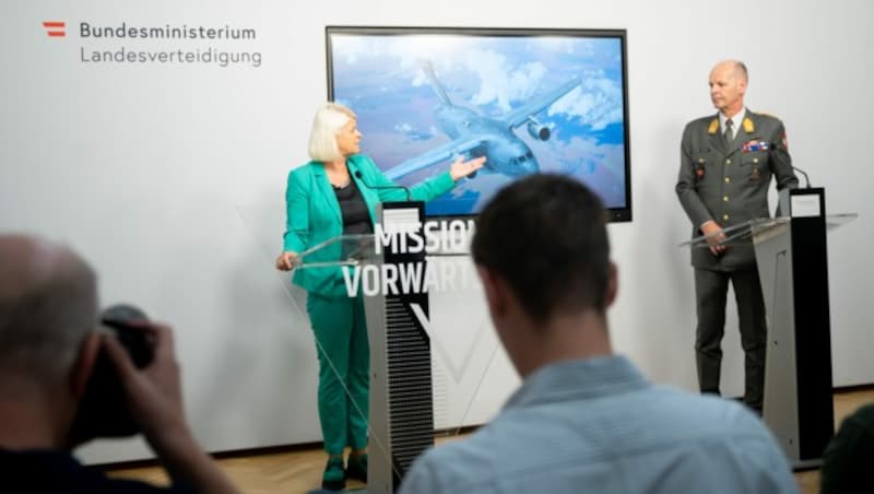 Verteidigungsministerin Klaudia Tanner gemeinsam mit Generalmajor Harald Vodosek (Bild: BMLV/Carina KARLOVITS)