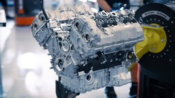 Motoren wie dieser BMW-V8 könnten auch nach 2035 noch zugelassen werden - wenn sie nur mit E-Fuels funktionieren. (Bild: BMW Group Werk Steyr)