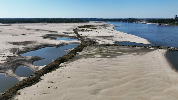 Eine anhaltende Trockenheit hat in den USA dazu geführt, dass der Pegel des Mississippi deutlich ...
