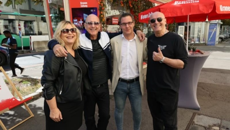 Die glücklichen „Krone“-Leser Andrea und Philipp (beide aus Graz) durften mit den Weltstars vor unserem Kiosk auf Tuchfühlung gehen. (Bild: Jauschowetz Christian)