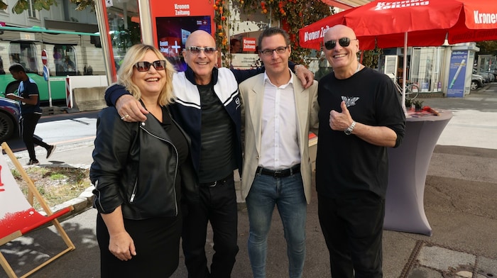 Die glücklichen „Krone“-Leser Andrea und Philipp (beide aus Graz) durften mit den Weltstars vor ...