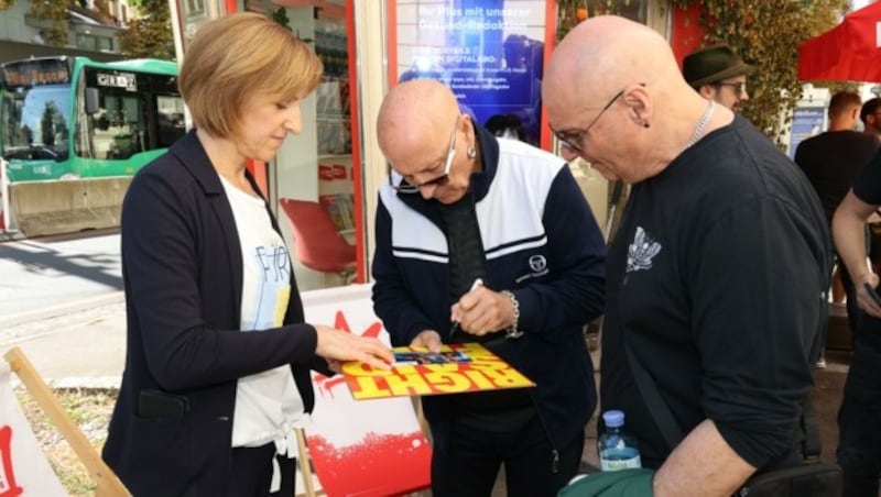 Auch der „Krone“-Marketing-Chefin Gertrude Gigler erfüllten „Right Said Fred“ alle Autogrammwünsche. (Bild: Jauschowetz Christian)