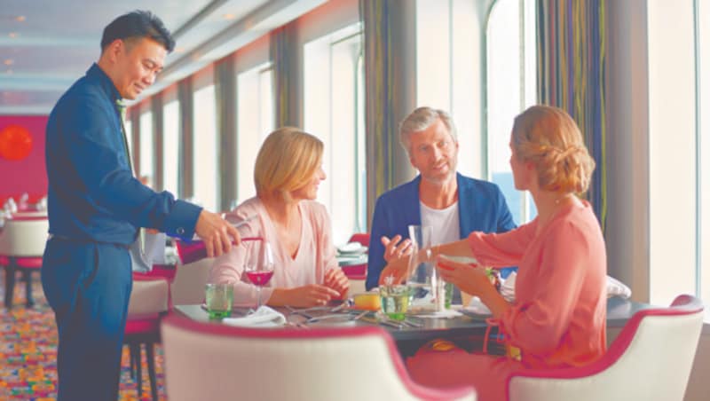 An Bord genießen die Gäste die Mein Schiff Premium-Inklusivleistungen. So sind die meisten Speisen und eine vielfältige Auswahl an Getränken - auch außerhalb der Essenszeiten und in allen Bars und Lounges - bereits im Reisepreis enthalten. (Bild: Firat Kara / TUI Cruises GmbH)