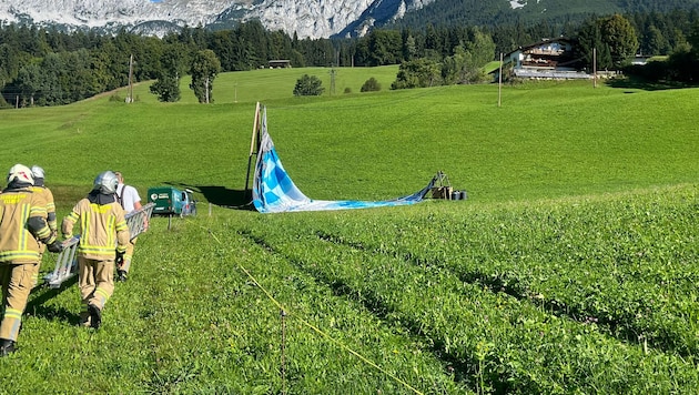 Die Florianijünger bargen den Ballon (Bild: zoom.tirol)