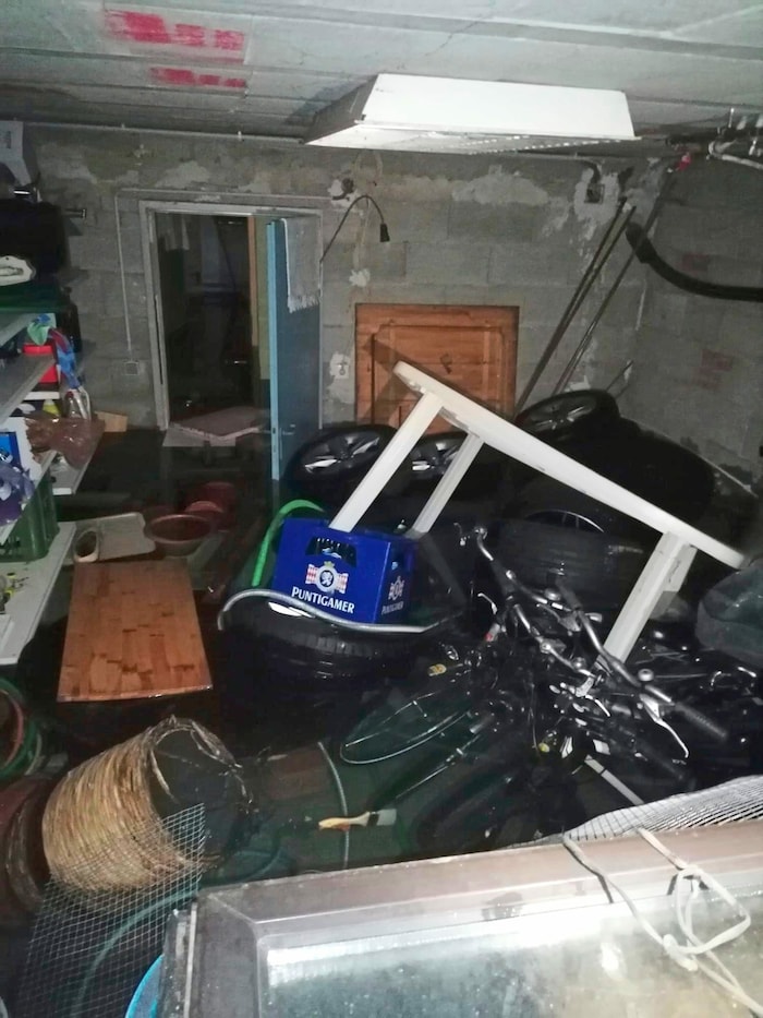 Das Mobilar schwamm der Familie im Keller entgegen... Kaputt