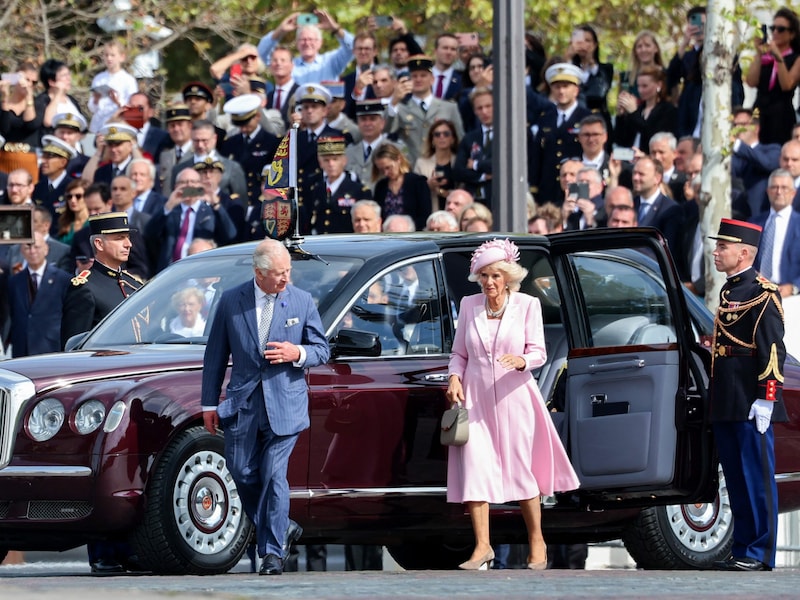 Königin Camilla zeigte sich in einem langen rosa Mantel. Ihr dazu passender Hut erinnerte entfernt an eine französische Baskenmütze. (Bild: APA/AFP/POOL/Chris Jackson)