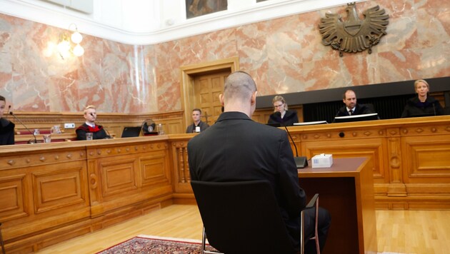 Der Angeklagte (34) vor dem Richtersenat des Salzburger Landesgerichtes (Bild: Tschepp Markus)