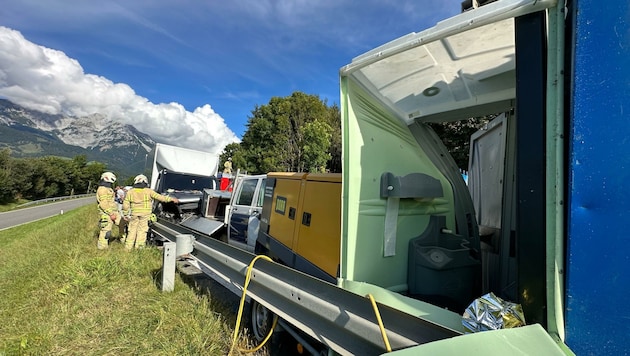 Der Lkw krachte ins Pritschenauto. Dieses schob das Aggregat an, das das WC einklemmte. (Bild: ZOOM.TIROL)
