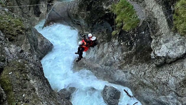 Sieben Klettersteige gibt es in der Galitzenklamm. Die Bergrettung Lienz - hier bei einer Übung - ist inzwischen fast überfordert. (Bild: zVg)