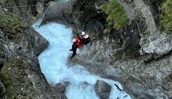 Sieben Klettersteige gibt es in der Galitzenklamm. Die Bergrettung Lienz - hier bei einer Übung ...