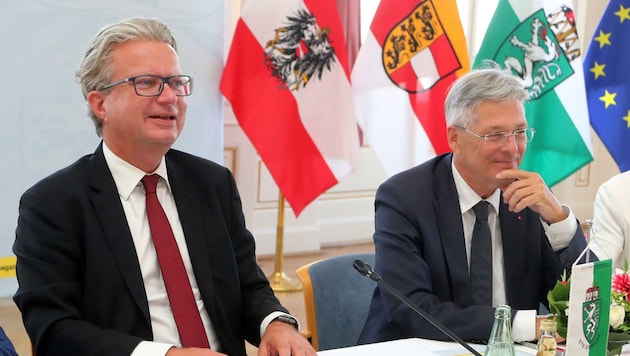 Drexler und Kaiser in bester Laune. Viele weitere Treffen der beiden Regierungen sollen folgen. (Bild: Rojsek-Wiedergut Uta)