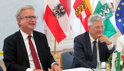 Drexler und Kaiser in bester Laune. Viele weitere Treffen der beiden Regierungen sollen folgen. (Bild: Rojsek-Wiedergut Uta)