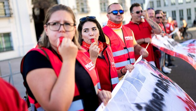 Lautstarker Protest gegen die Teuerung (Bild: APA/GEORG HOCHMUTH)