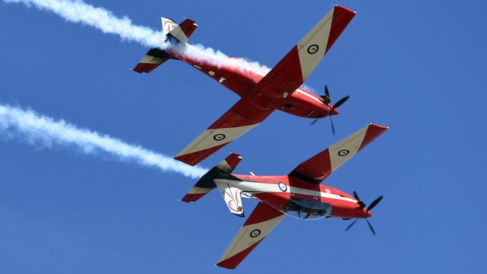 Zwei Flugzeuge des Modells „Pilatus PC-9“