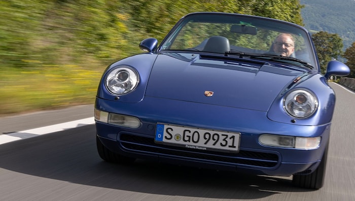 Der 993 kommt auch als Targa - der hat aber eigentlich nur ein großes Schiebedach. Der Turbo ist ...
