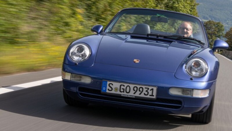 Der 993 kommt auch als Targa - der hat aber eigentlich nur ein großes Schiebedach. Der Turbo ist 450 PS stark und erstmals ein Biturbo - so galt er 1995 als emissionsärmster Serienautomobilantrieb der Welt. (Bild: Porsche)