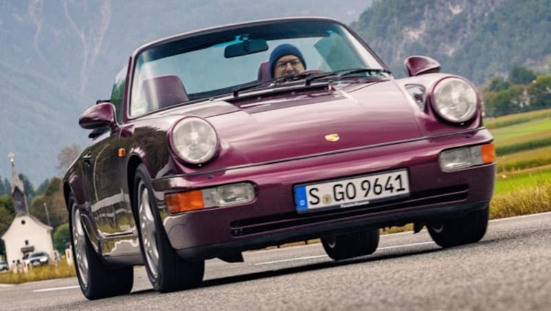 Beim Porsche 964 hält Luxus Einzug. Es gibt es erstmals ABS, Zentralverriegelung, elektrisch höhenverstellbare Sitze, einen ausfahrbaren Heckspoiler und Allradantrieb. Der Basis-Boxer hat 3,6 Liter Hubraum, Doppelzündung, Klopfregelung, Drei-Wege-Kat und 250 PS. Der Turbo hat bis zu 360 PS. (Bild: Porsche)