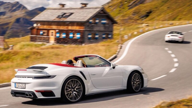 Im Cockpit des 992 ist nur noch der Drehzahlmesser analog. In Österreich werden 21 Modellvarianten angeboten, darunter der Dakar fürs Gelände. (Bild: Porsche)