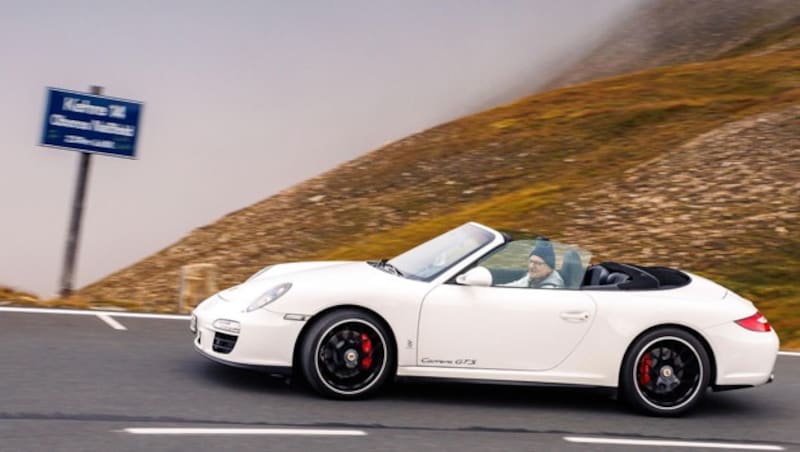 Beim 997 sind die Scheinwerfer oval und damit gefälliger als beim 996. Leistungsstufen von 325 bis 620 PS. Der Turbo ist der erste Serienbenziner mit variabler Turbo-Geometrie überhaupt. (Bild: Porsche)