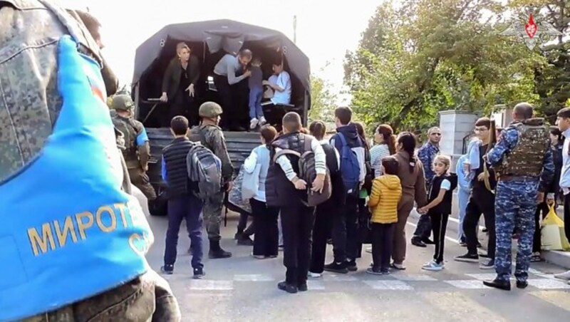 Russische Blauhelme bei der Evakuierung von Armeniern aus Stepanakert, der Hauptstadt von Bergkarabach (Bild: AFP)