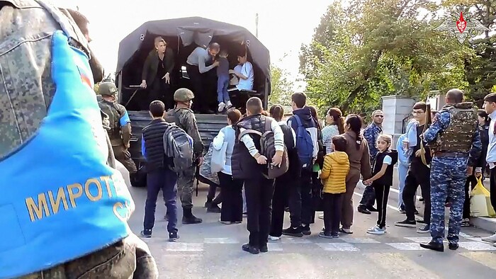 Russische Blauhelme bei der Evakuierung von Armeniern aus Stepanakert, der Hauptstadt von ...