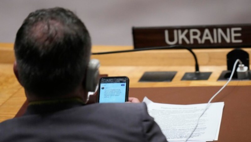 Während Lawrows Rede sah der ukrainische UNO-Diplomat demonstrativ auf sein Handy. (Bild: AP)