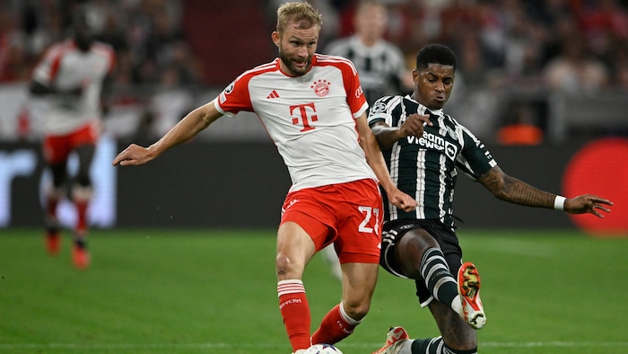 Bayerns Konrad Laimer im Zweikampf mit ManUniteds Marcus Rashford.