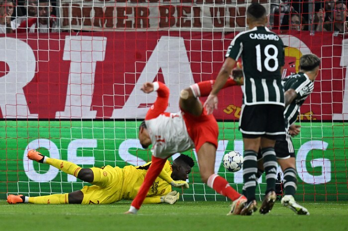 Die Bayern gingen durch einen Patzer von United-Keeper Andre Onana in Führung.