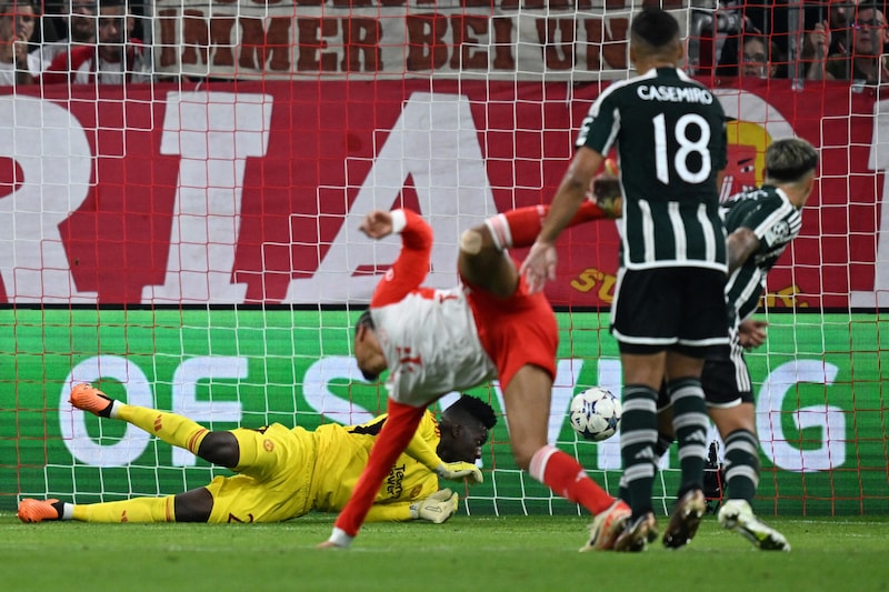 Die Bayern gingen durch einen Patzer von United-Keeper Andre Onana in Führung. (Bild: APA/AFP/CHRISTOF STACHE)